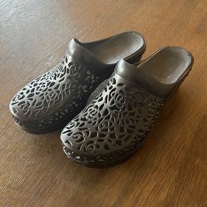 Dansko Pippa Rubber Clogs size 39 Laser Cut Flower Design